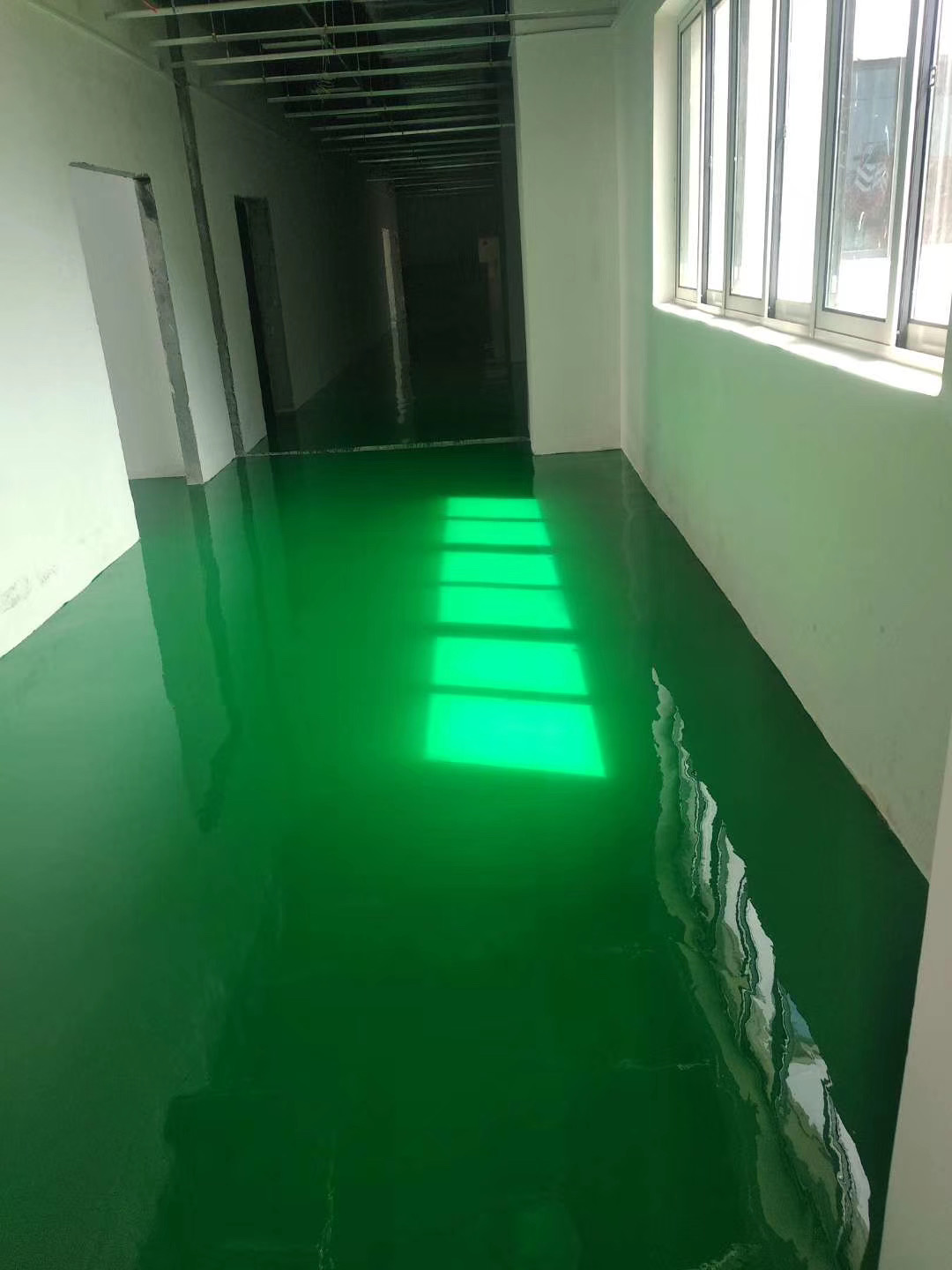 影響環(huán)氧地坪漆粘結力的因素有哪些